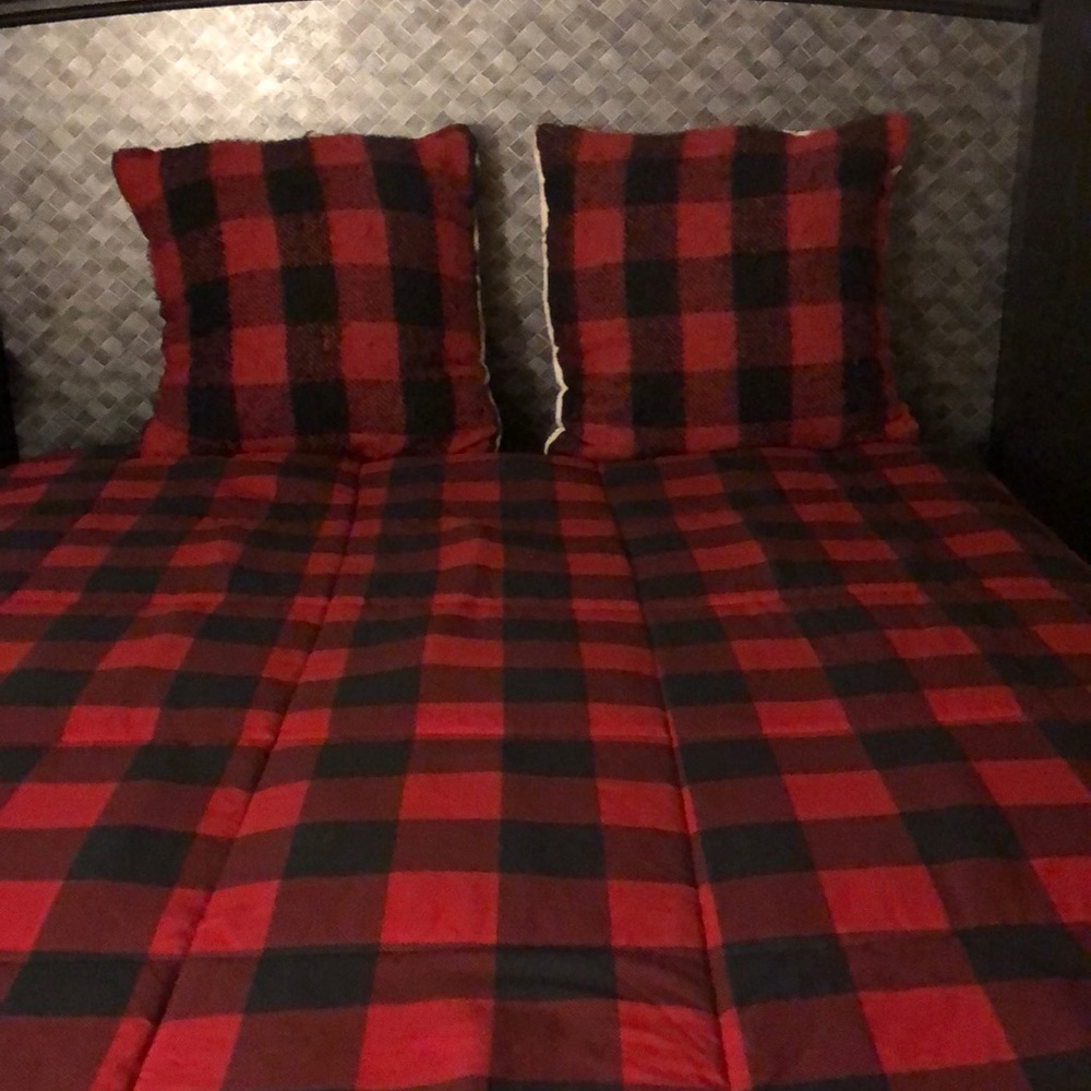 Red and Black Reversable Comforter, Size King.